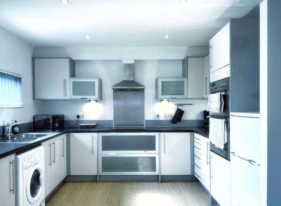 New Luxurious And Business Apt Apartment Swansea Exterior photo
