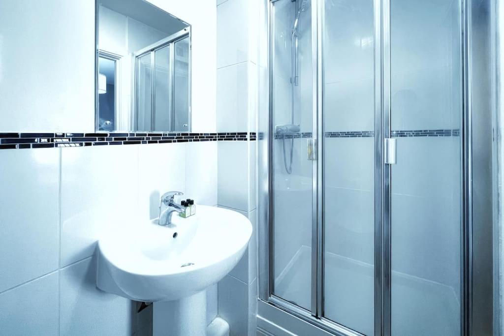 New Luxurious And Business Apt Apartment Swansea Exterior photo